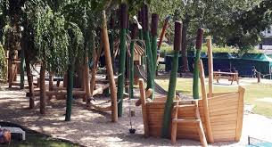 A Neuilly Sur Marne Une Aire De Jeux En Robinier Sur Le Theme De La Nature Accueille Les Enfants Dans Un Cadre Arbore Aire De Jeux Jeux Exterieur Parc Urbain