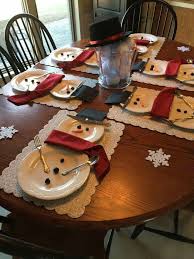 Modern christmas decor is very popular right now, and this gold christmas table from inspired by this embraces both modern and traditional aesthetics. Snowman Place Setting Tischdeko Weihnachten Weihnachtstischgedecke Deko Weihnachten