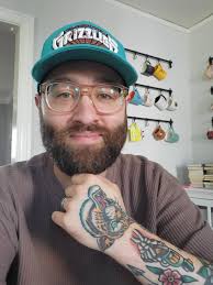 Cuál es tu lista? Edad: 34 Alto: 6'1" Zapato: 12 Signo del sol: Géminis  Niños: 4 🐥🐞🌱🌴 Tatuajes: 62 (y contando 😊) Fobias: mis pies se sienten  secos 😬 Comida favorita: Smash