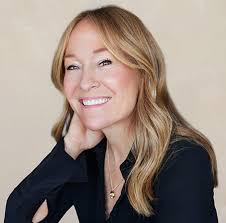 Meet Isabelle Naud your Real estate broker