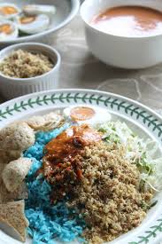 Masukkan minyak zaitun ke dalam kuali dengan api yang sederhana tinggi. Nasi Kerabu Kelantan Azie Kitchen