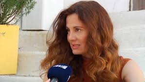 Ο μιχάλης μαρίνος αποκάλυψε γιατί αποχώρησε από τη σειρά «έλα στη θέση μου» αλλά και για τη συμμετοχή της κουμπάρας του, αγγελικής λάμπρη στο. H Aggelikh Lamprh Kai Ta Xrhmata Poy Phre Apo To Mantolino Toy Loxagoy Koreli Zappit