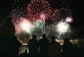 Samedi 13 juillet, veille de la fête nationale, un feu d'artifice a été tiré depuis le château des rochers. Un Feu D Artifice Et Trois Cafes Gourmands Le 13 Juillet A Blois