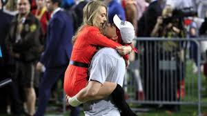 Travis kelce hat seinen eigenen weg gemacht undseit seiner zeit an der high school, wo er mehrere sportarten ausübte, stellte er seine eigenen rekorde auf. Super Bowl Liv Kansas City Chiefs Gewinnen Nfl Finale In Miami Us Sport Nfl Football Sport Bild