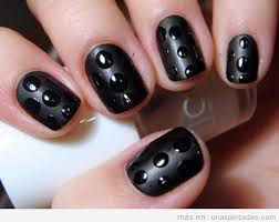 Dependiendo de la ocasión y tu estilo, siempre encontraras un diseño de decoración de uñas perfecto para ti. Unas Goticas Manicuras Oscuras Y Goticas De Color Negro Y Rojo Sangre Unas Pintadas