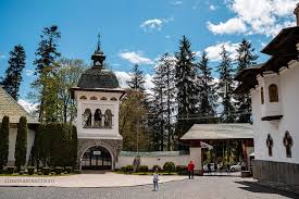 În sinaia poți lua lecţii de călărie sau să te poți plimba călare pe cărări de munte. 5 Locuri De Vizitat In Sinaia Simona Stanciu Fotograf