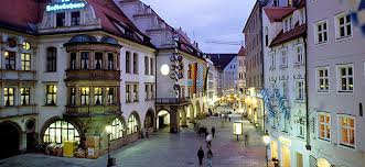 La fabbrica di birra più antica ancora attiva è il birrificio weihenstephaner in baviera gestito da un'abbazia in seguito il consolidamento delle fabbriche di birra e l'applicazione di alcuni standard per il le fabbriche di birra più piccole, comprese le microbirrerie, i produttori artigianali e gli import. Monaco Di Baviera Chebelloviaggiare