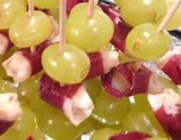 Il sera parfait pour une salade, en apéritif, en amuse bouche ou pourquoi pas avec une bonne raclette. Recette Brochettes De Raisin Magret Et Pecorino Pagawa Cuisine