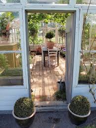 Pin De Maria Edman En Greenhouse Jardin En Terraza Jardines Patio Y Jardin