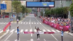 The kenyan world record holder was out in a race of his own after the challenge of compatriot jonathan korir (who finished in 2:06:40) ended with half an hour left to run. Biunq P1bsvlom
