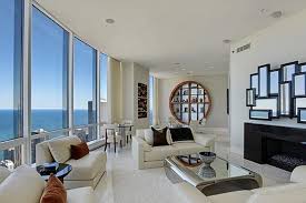 6 Of The Most Luxurious Homes For Rent In America Luxury Homes Renting A House Chicago Apartments For Rent