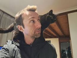 Hi my name Rob, I am moving back into town from the hills. So looking for  either a share house or someone that wants to team up for a rental. -Where:  Thornbury,