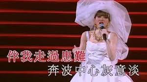 网上找到的翻译 词 大津あきら 曲 马饲野康二 唱 近藤真彦 japanese あばよと この手も振らずに 飞び出したガラクタの町 chinese 没有挥手 け空 摇摇晃晃地斜射到我的脸颊上，同那时一样的夕阳 土下座したいほど 爱が欲しいだけ あぁ春夏秋…も 即使是跪地祈求，也想得到爱情，仅此而已。 æ¢…è‰³èŠ³ çˆ±è¿‡ å‡¤å‡°ç½'