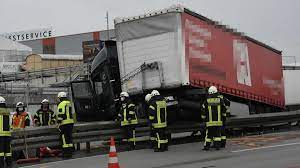 a3 bei limburg lkw unfall auf der autobahn kilometerlanger stau in beide richtungen limburg