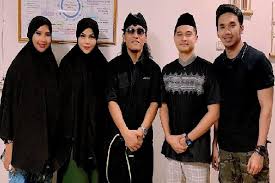 Maaf kalo salah klo ragu cari jawaban yang lain tolong di follow. Dj Butterfly Resmi Jadi Mualaf Masuk Islam Dibimbing Gus Miftah