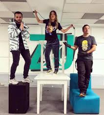 Radio zu este un post de radio din românia, lansat la data de 29 septembrie 2008 de trustul media intact. Radio Zu Buzdu Morar Èi Emma Dau Tare Muzicaaia In Facebook