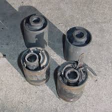 Muncul suara decit seperti gesekan antara besi dengan besi ketika mobil melaju berbelok. Axle Bush Rosak Tanda Ball Joint Rosak