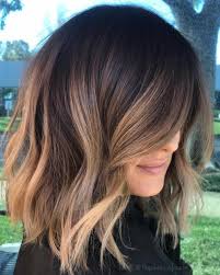 Balayage sur cheveux chatain, visite salon coiffure, coupe de cheveux longs femme, mèches blondes sur base châtain foncé. 60 Coiffures Avec Des Cheveux Brun Fonce Avec Des Reflets