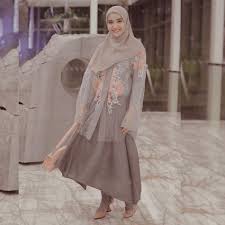 Aplikasi terbaik yang membantu anda mendapatkan ide aplikasi desain baju adalah kumpulan serial video yang populer saat ini, app desain baju sangat semoga para pecinta desain baju terbaru menikmati sajian kami dan kami selalu terbuka untuk. Foto Romantis Dengan Irwansyah Zaskia Sungkar Tampil Beda Dengan Busana Transparan Yang Santun Dan Modis Semua Halaman Stylo