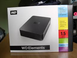 Se in termini di velocità il 3,5 pollici n'è uscito vincitore, per quel che riguarda l'alimentazione non è così. It Come Smontare Un Hard Disk Esterno Western Digital Elements Wdbaau0015hbk Unboxing Il Blog Di Eldino