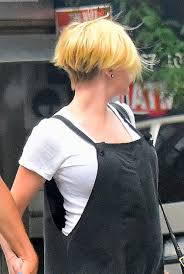 Scarlett ingrid johansson is an american actress who got her start in theatre and minor film roles. Scarlett Johansson S New Short Haircut See Her Blond Pixie Here Glamour