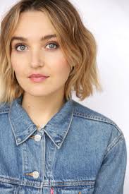 Who is the cast of saturday night live season 46? Who Is Chloe Fineman The New Saturday Night Live Cast Member Is A One Woman Impression Machine