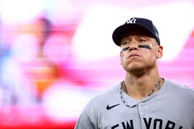 Aaron Judge gets struck in the face by a toss from Yankees teammate Anthony  Volpe - Yahoo Sports