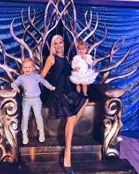 Gefallt 2 024 Mal 13 Kommentare By Oksana Kolenitchenko Fashionmamaberlin Auf Instagram Dancing Around The Christmastree Posing On Our Throne First