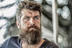 Traurigkeit und Probleme. Mann mit Bart und Schnurrbart sieht nicht frisch  aus. Hipster mit Bart sehen ungesund aus. bärtiger Mann mit strengem  Gesicht sieht traurig und beunruhigt aus, leidet unter Problemen –