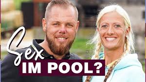 Die landwirtin hat 30 reitponys, sechs hunde, vier schweine, 35 kühe und bewirtschaftet 30 hektar grünland. Bauer Sucht Frau Bei Bauerin Denise Geht Es Im Pool Heiss Her Youtube