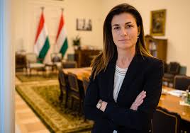 Botos éva és ács dominika), 2014. Varga Judit Szingli Anya Lesz Azaz Harmadrendu Allampolgar Az Alaptorveny Szerint Veszpresszo