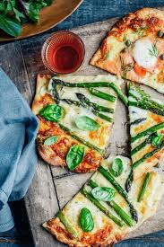 Asparagus Mozzarella Pizzas Smoked Salmon Pizzas With Dill Capers Stuck In The Kitchen Recipes And Exercise Pinterest Recetas Para Cocinar Receta