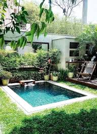 Desain kolam ikan minimalis belakang rumah, bentuknya kotak, bisa menjadi pilihan kalau ingin sesuatu yang berbeda. Inspirasi Desain Kolam Renang Minimalis Untuk Halaman Belakang Rumah