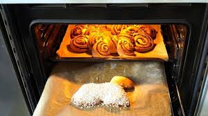 Non tutti, ad esempio, sanno come pulire il forno incrostato, che peraltro è uno degli eletttrodomestici che si sporca più facilmente e, proprio perché viene a contatto diretto con i cibi, dev'essere pulito in profondità e igienizzato nella maniera corretta.la pulizia del forno è un'attività tutt'altro che piacevole e, se eseguita nel modo sbagliato, piuttosto faticosa e lunga. Come Pulire Il Forno E Rimuovere Le Incrostazioni Prodotti E Consigli