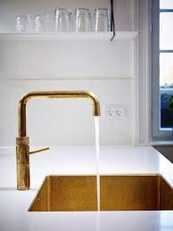 messing vask underlimet i corian med quooker i messing deko tisch innenarchitektur kuche kuchendekoration
