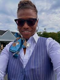 2 Sports Moms pins are here! Coming to you in: Gold, Silver, and Gold/Black  Let us know in the comments if you like them! 😎 #2sportsmoms #community  #studentathletes #sports #resources #gritboost