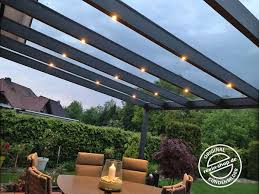 Vor Allem In Der Dammerung Ein Optischer Genuss Ein Alu Terrassendach Rexopremium Das Mit Unseren Rexolight Terrassendach Terrassenuberdachung Terrassen Dach