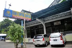 Para penggemar kecap manis juga tak kalah fanatik, mengaku kecap daerahnya sebagai terbaik dan loyal akan satu merek. Ibu Warung Kopi Semarang