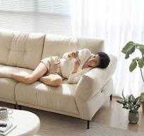 Furnitur Ruang Tamu Sofa Beludru Warna Krem Dengan Kaki Kayu ...
