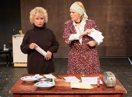 A színésznő 41 éves volt, amikor megismerkedtek egymással, de első pillantásra egymásba is szerettek. Testverek Modjara Civakodik Tordai Teri Es Esztergalyos Cecilia Borsonline