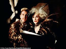 Nobody does maniacally crazy like glenn close. Glenn Close Transforms Back Into Cruella De Vil Two Decades After 101 Dalmatians Daily Mail Online