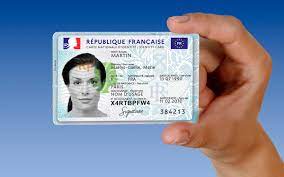 La carte d'identité française qui est plastifiée est aussi sécurisée, puisque la carte nationale d'identité possède de nombreuses sécurités. La Carte Nationale D Identite Change De Format Ville De Paris