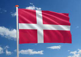 Dannebrog, uitgesproken als ˈtænəˌpʁoˀ) is rood met een wit skandinavisch kruis dat zich tot aan de randen van de vlag uitstrekt ; Deense Vlag Bestel Uw Deense Vlag Bij Mastenenvlaggen Nl