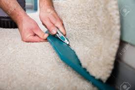 Hierzu ist es einerseits entscheidend, auf die richtige position zu achten. Nahaufnahme Eines Handwerkers Hande Cutter Schneiden Teppich Zu Hause Lizenzfreie Fotos Bilder Und Stock Fotografie Image 71418294