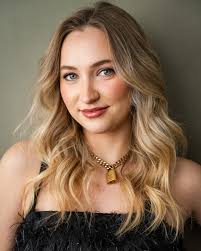 Evangeline Bean's Instagram, Twitter & Facebook