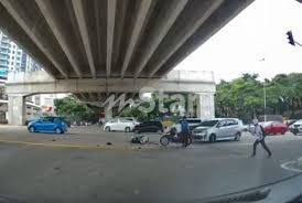 Selain berat dan kaku, efek lain yang biasa terjadi adalah timbulnya suara pada sektor setang, terutama ketika sedang melewati jalan bergelombang atau melakukan. Cover Malu Atau Melatah Ramai Nak Tahu Apa Motif Bro Ni Bersilat Selepas Melambung Langgar Lampu Merah Viral Mstar