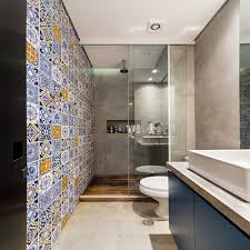 Kamar mandi dan ruang mencuci paling cocok menggunakan lantai jenis ini karena dapat menjaga lantai tidak licin meski aktivitas di kamar mandi dan itulah referensi lima jenis keramik lantai kamar mandi yang tidak licin. Cara Memilih Keramik Kamar Mandi Homify