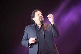 Perché quando sei sotto al sole alla fermata dell'autobus, ti fanno male i piedi, non ci sono panchine, è ora di pranzo e. Enrico Brignano Al Teatro Di Verdura Con Lo Spettacolo Un Ora Sola Vi Vorrei Blogsicilia Ultime Notizie Dalla Sicilia