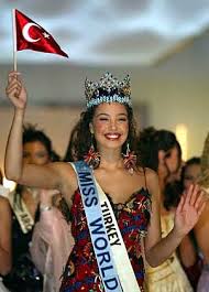 Kathrine sørland (born 25 march 1980) is a norwegian fashion model, tv presenter and beauty queen who has competed in the miss world and miss universe beauty pageants. Miss World Wahl 2002 Parade Der Beschimpften Kandidatinnen Der Spiegel