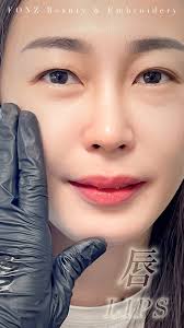 客户说：以前总觉得纹唇会很夸张，直到试了裸透唇才发现原来自然到像妈生唇是真的存在！颜色清透不厚重，哪怕不化妆也透着健康的粉嫩感，还能悄悄改善唇型的小缺陷，让唇部看起来更立体。现在拍照都不用特意涂口红，面部整体的和谐感直接拉满～  #芳子定妆术FONZEmbroidery ...